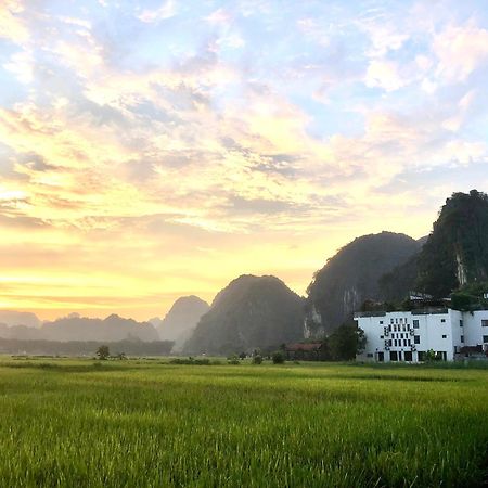 Liberty Hall Tam Coc Hotel & Villa ニンビン エクステリア 写真