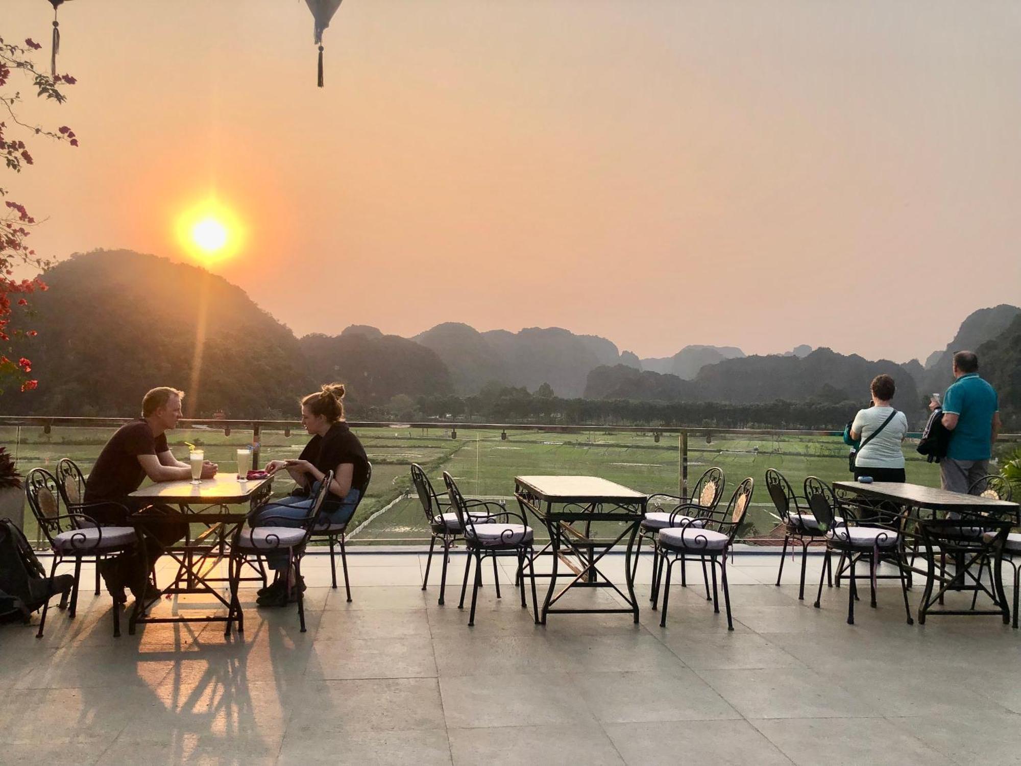 Liberty Hall Tam Coc Hotel & Villa ニンビン エクステリア 写真