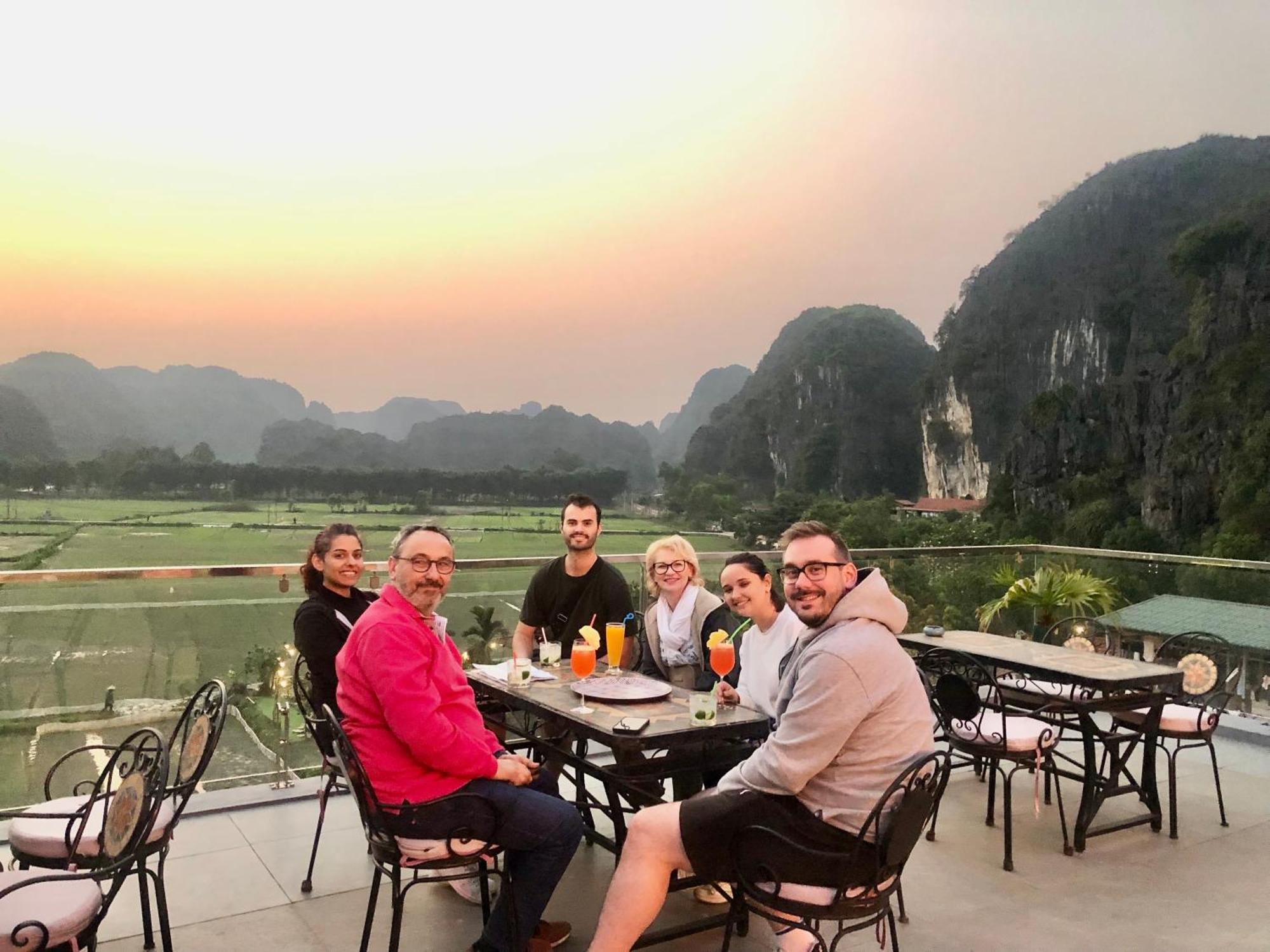 Liberty Hall Tam Coc Hotel & Villa ニンビン エクステリア 写真