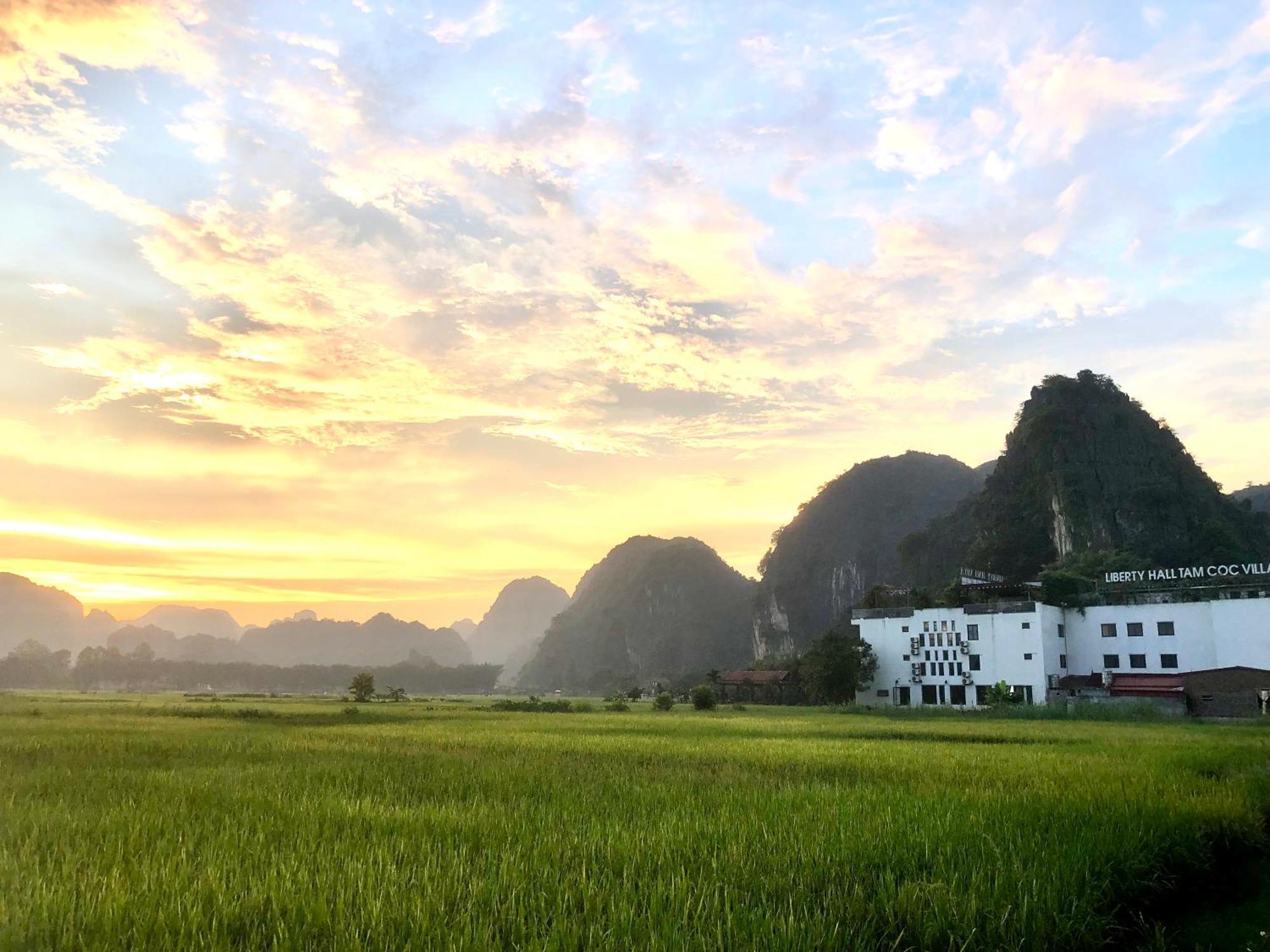 Liberty Hall Tam Coc Hotel & Villa ニンビン エクステリア 写真